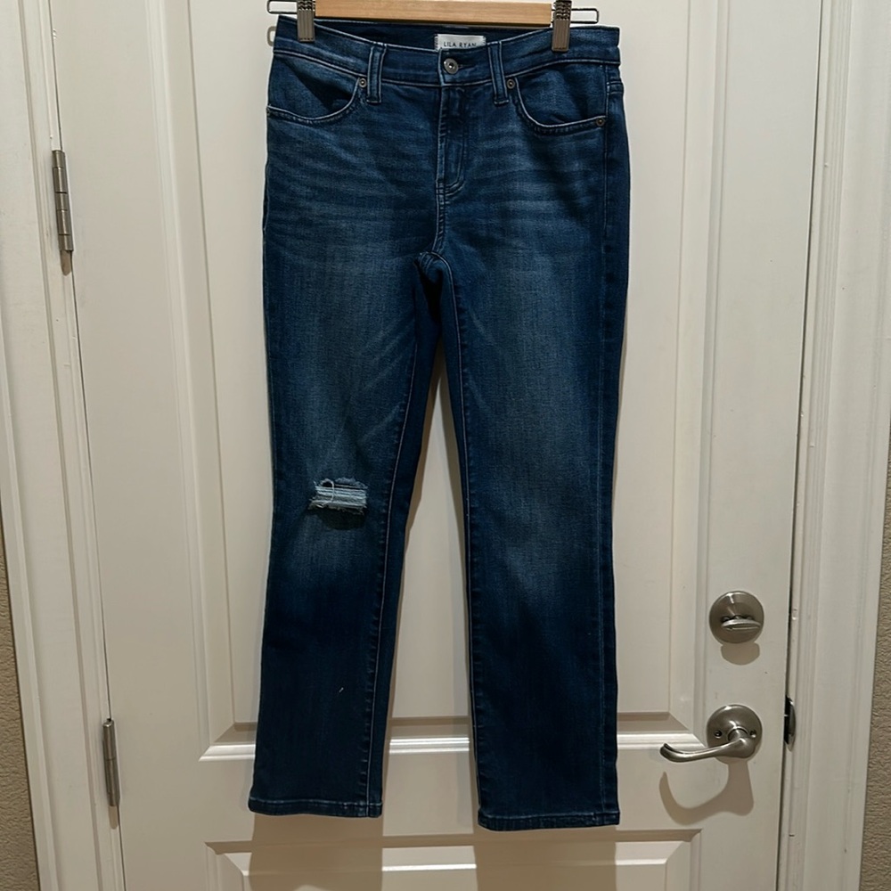 NWOT Lila Ryan straight leg slightly distressed jeans. Never worn. 26 in inseam